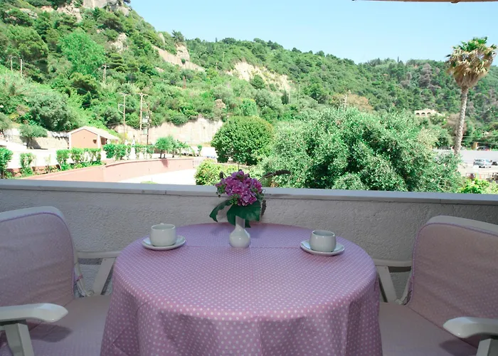Corfu Menigos 公寓式酒店