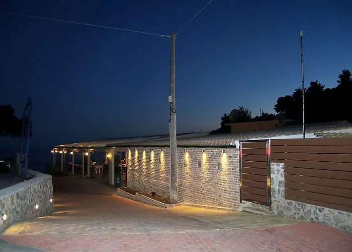 מלון דירות Corfu Menigos 3*