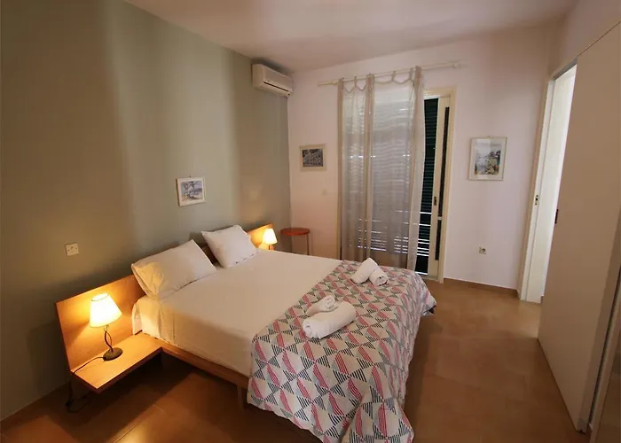 מלון דירות Corfu Menigos 3*